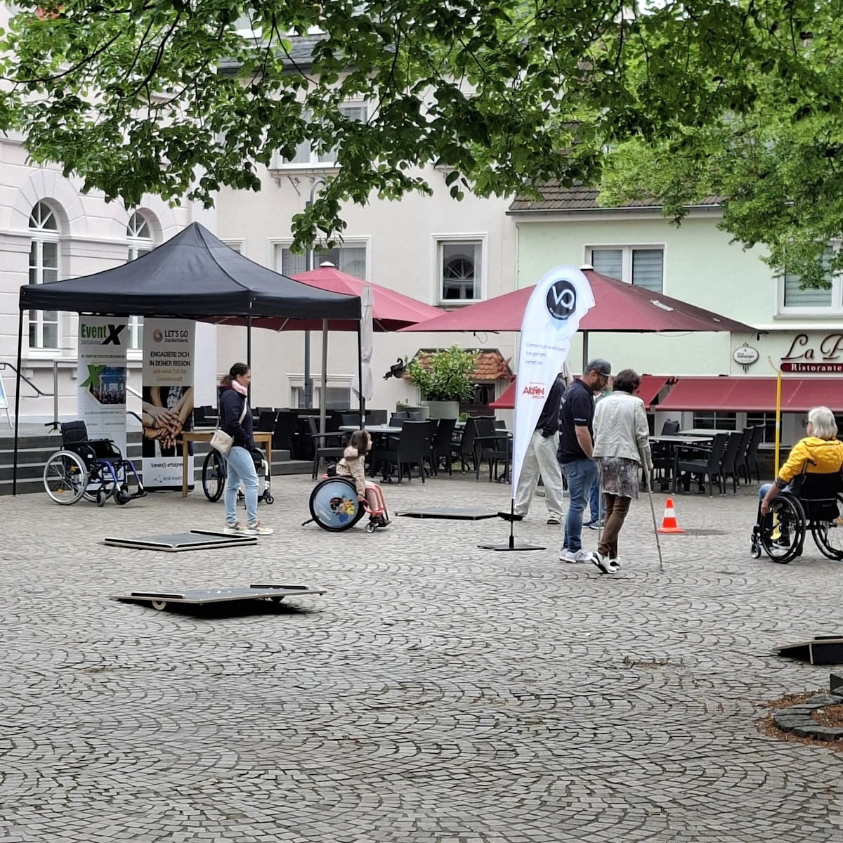 Rollstuhlparcours-auf-dem-Marktplatz-Remagen
